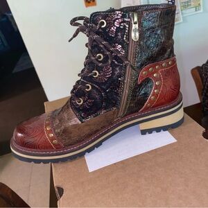 L’ARTISTE by Spring Step Women's Multi-Tone Embossed Lace-Up Combat Boot. Sz.10